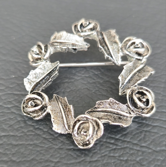 VTG Sarah Coventry Brooch Silver Tone Wreath of Roses "SARAH COV" Open Circle - Picture 4 of 9